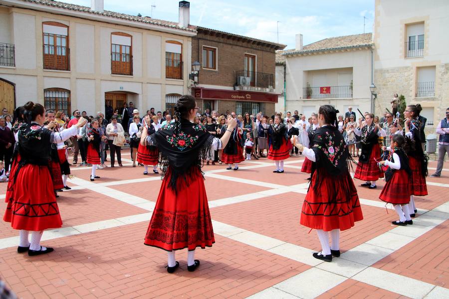 Danzas en Villaviudas en la fiesta de San Isidro