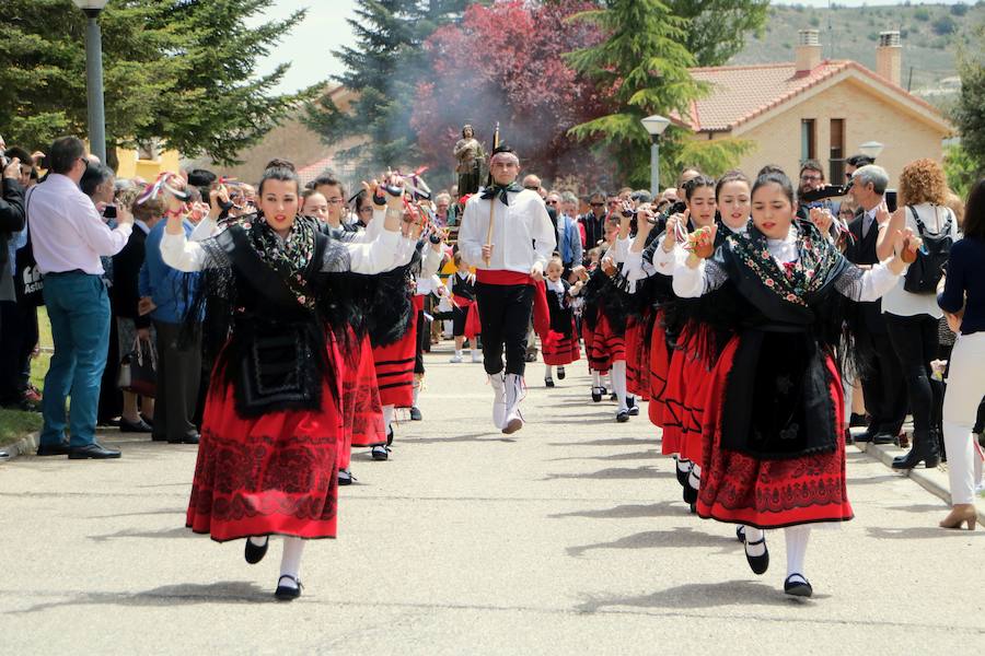 Danzas en Villaviudas en la fiesta de San Isidro