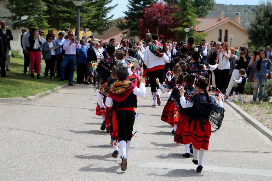 Danzas en Villaviudas en la fiesta de San Isidro