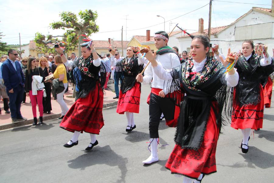 Danzas en Villaviudas en la fiesta de San Isidro
