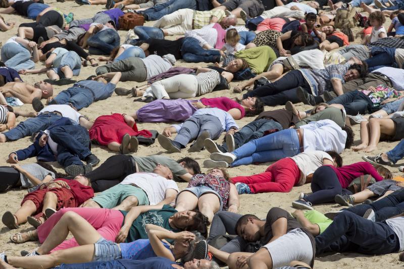 Performance de apoyo a los refugiados.