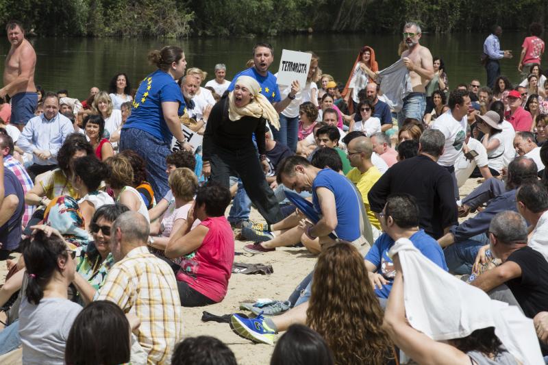 Performance de apoyo a los refugiados.