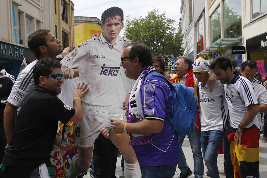 Cardiff se tiñe de blanco para animar al Real Madrid. La capital de Gales acoge la final de la Liga de Campeones, y multitud de aficionados madridistas se han desplazado para apoyar a su equipo, dejando las imágenes más variopintas.