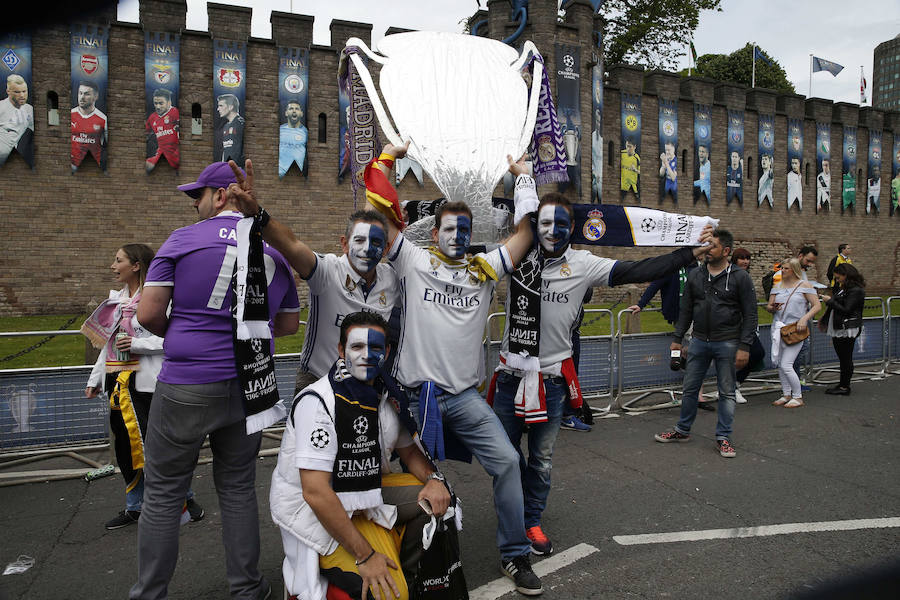 Cardiff se tiñe de blanco para animar al Real Madrid. La capital de Gales acoge la final de la Liga de Campeones, y multitud de aficionados madridistas se han desplazado para apoyar a su equipo, dejando las imágenes más variopintas.