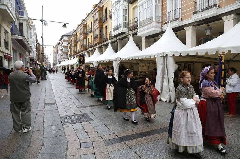 Festival de danzas y paseo por la Calle Mayor