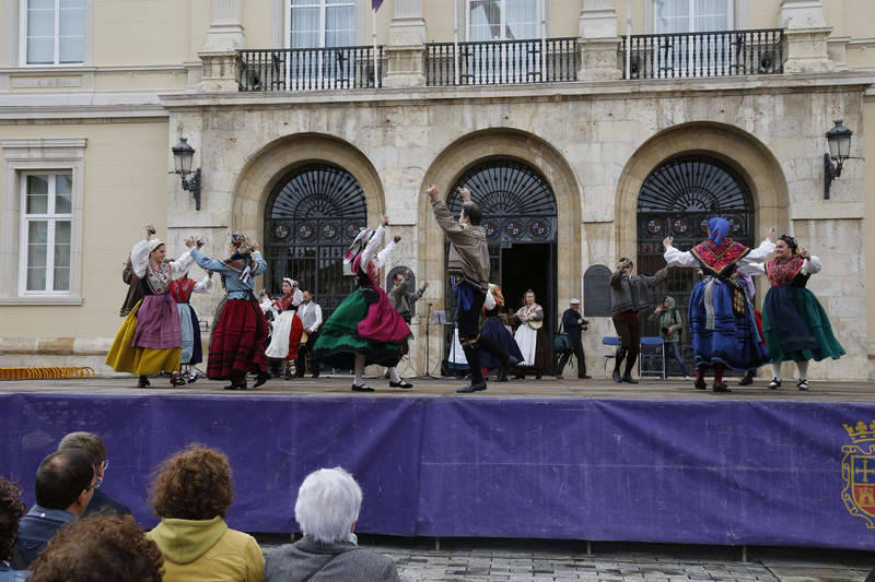 Festival de danzas y paseo por la Calle Mayor