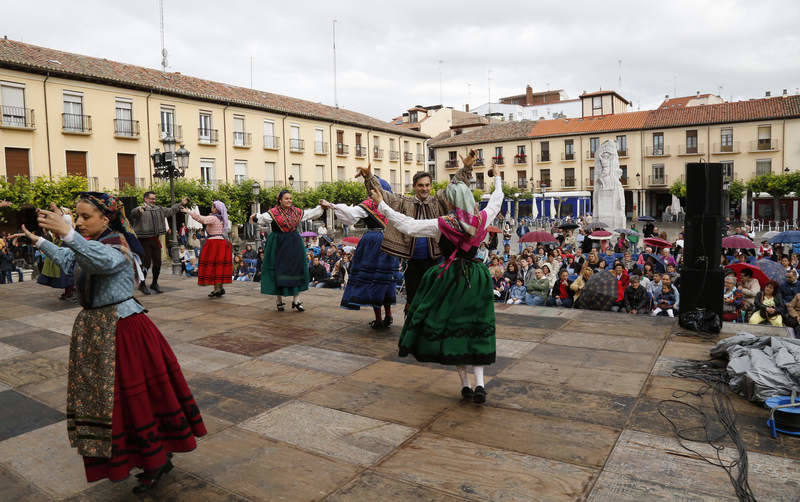 Festival de danzas y paseo por la Calle Mayor