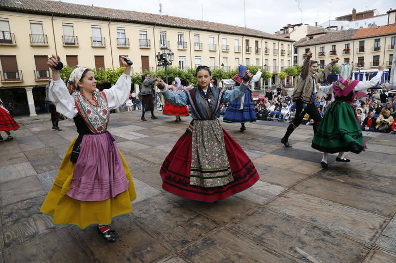 Festival de danzas y paseo por la Calle Mayor