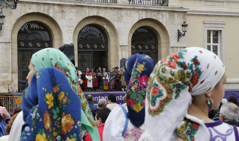 Festival de danzas y paseo por la Calle Mayor