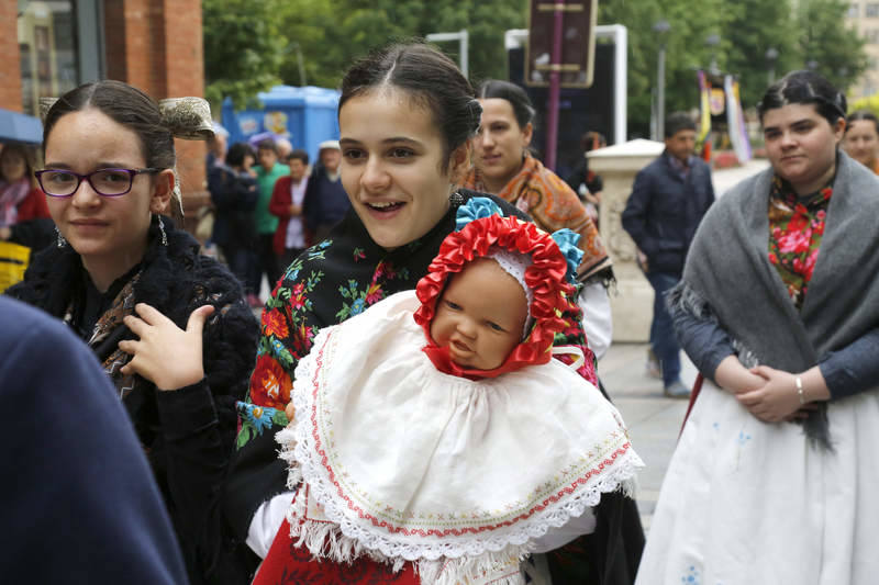 Festival de danzas y paseo por la Calle Mayor