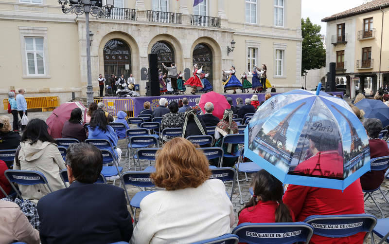 Festival de danzas y paseo por la Calle Mayor