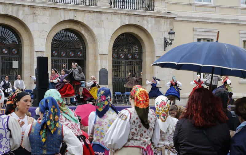 Festival de danzas y paseo por la Calle Mayor