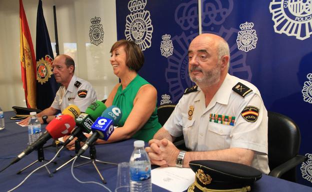 El jefe superior de la Policía en Castilla y León, Jorge Zurita (derecha), con la subdelegada del Gobierno en Segovia, Pilar Sanz, y el actual jefe de la Comisaría de Segovia, Jesús Barroso. 