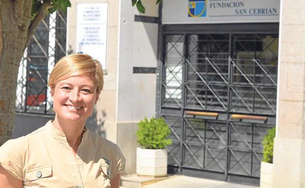 La directora de la Fundación San Cebrián, en el exterior de la sede social en Palencia.
