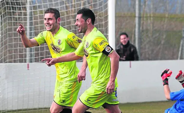 Diego Torres e Iván Pelayo celebran un gol con la camiseta del Deportivo Palencia.