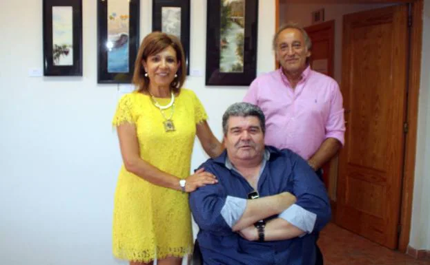 La artista Ángeles Vaquero, junto al cantante Pablo Abraira y el humorista Mariano Mariano, en la exposición de Nava. 