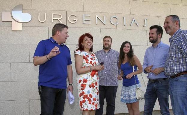 Luis Tudanca (segundo por la derecha), acompañado por Óscar Álvarez (izquierda) y Victorina Álvarez (segunda por la izquierda) durante su visita al centro de salud de Astorga. 