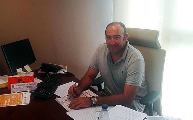 El alcalde de la localidad, Meinardo Sanz, en su despacho. 
