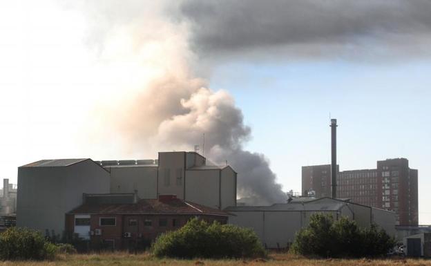 La densa humareda provocada por las llamas en las torres de refrigeración se pudo ver desde toda la ciudad. 