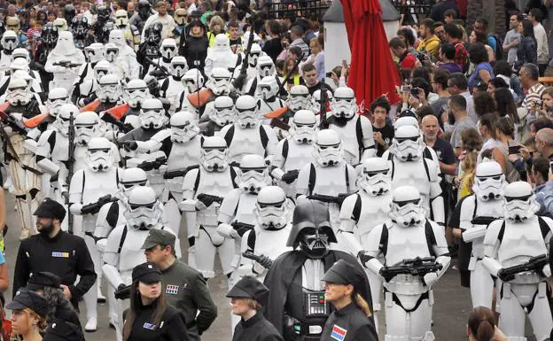 Desfile de la Legión 501 con Darth Vader a la cabeza
