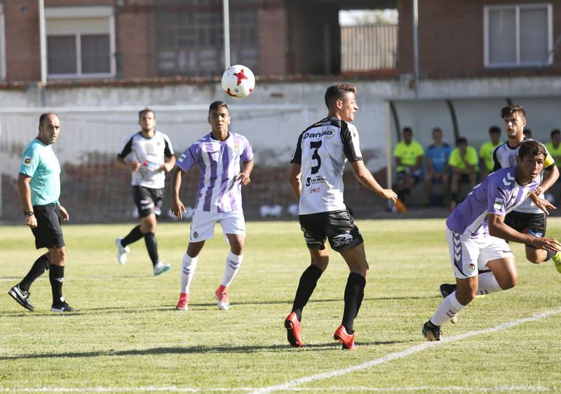 Partido de fútbol amistoso entre el Palencia Cristo Atlético y el Real Valladolid-B 