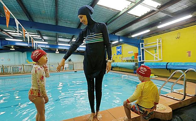 Mujer dando clases de natación en Sydney, Australia