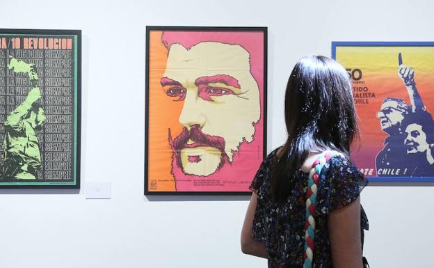 Imagen principal - Dos visitantes observan respectivamente la exposición sobre carteles cubanos (arriba) y la que versa sobre bocetos del Guernica (parte inferior izquierda). En la parte inferior derecha, Coco Chanel. 