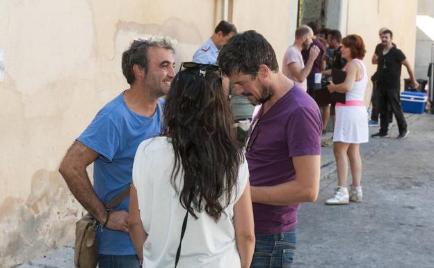 Daniel Grao, con camiseta morada, durante el rodaje en Segovia. 