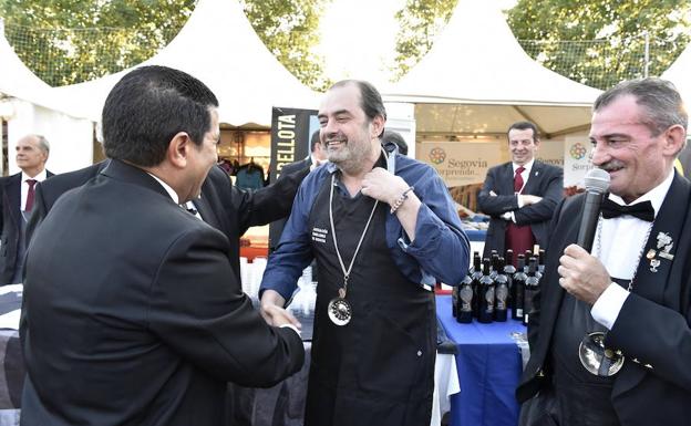 José Antonio Cabañas estrecha la mano de Jaime Rojas en presencia de Pablo Martín durante el acto de ayer en El Espinar. 