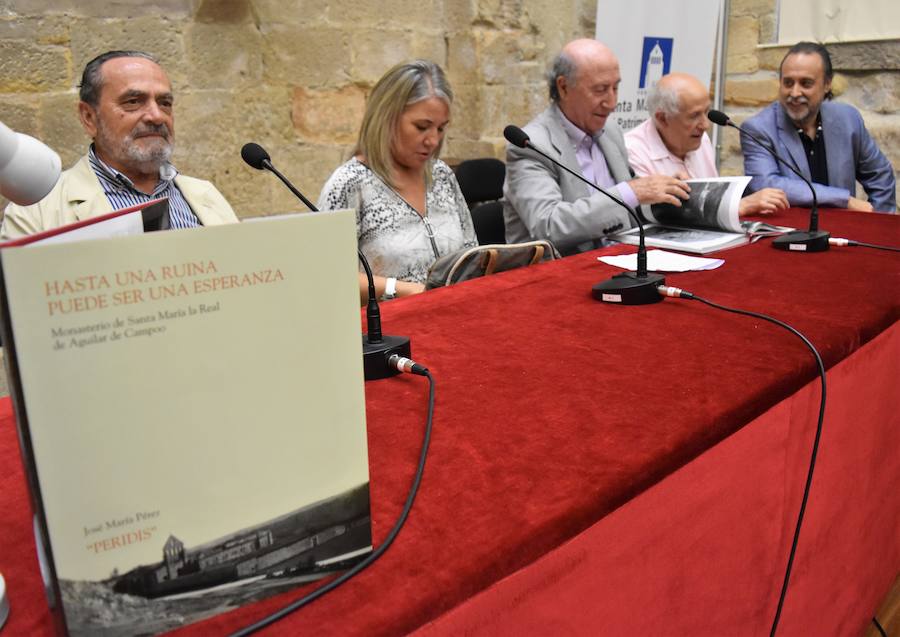 El escritor y arquitecto presenta en Aguilar su último libro, 'Hasta una ruina puede ser una esperanza'