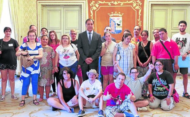 El grupo de jóvenes posa en el salón de recepciones del Ayuntamiento durante su visita.