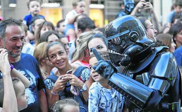 Darth Vader confraterniza con el público. 