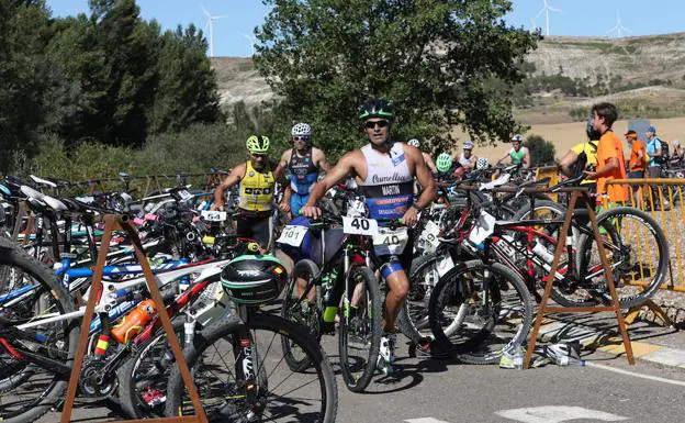 Varios triatletas emprenden el tramo en bicicleta.