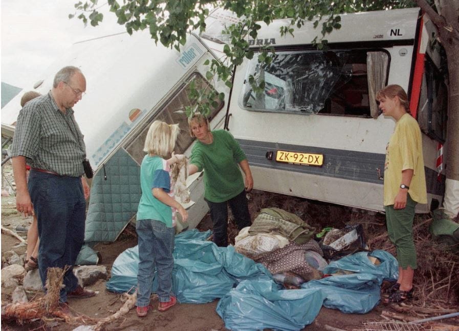 Familia alemana junto a su caravana siniestrada en el Camping de las Nieves de Biescas.