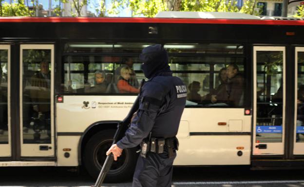 Mosso d'Esquadra, armado, vigila una calle céntrica de Barcelona.