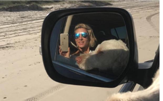 Elsa Pataky, con su perro, en una de las playas australianas. 
