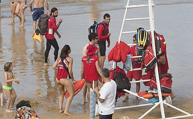 Comentarios machistas en las redes sociales por el uniforme de las socorristas de Gijón