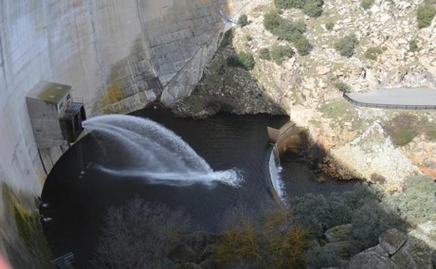 Diputación de Ávila abastecerá a 26 municipios con cisternas y botellas de agua
