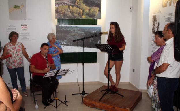 Lectura de poemas en la inauguración de la exposición.