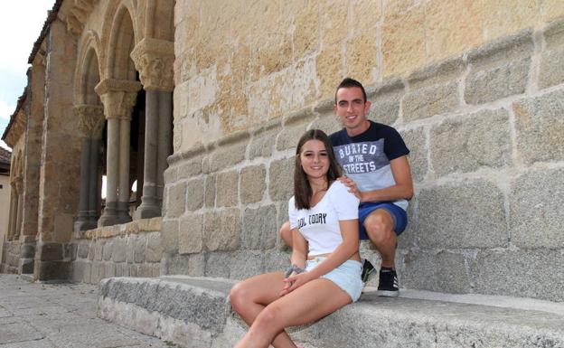 Sofía Gómez y Adrián Iglesias posan en el exterior de la iglesia de San Lorenzo. 