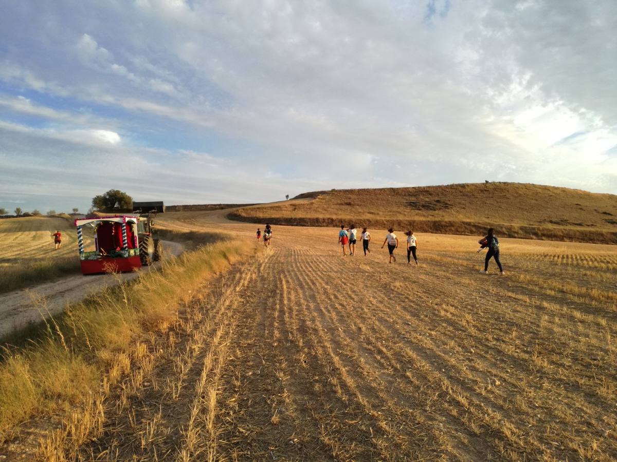 Los pueblos de Castrodeza, Velliza, Villán de Tordesillas y Robladillo se reúnen bajo la luna llena en el páramo de Torozos. 