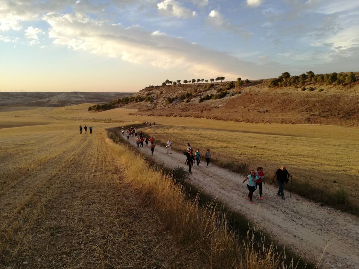 Los pueblos de Castrodeza, Velliza, Villán de Tordesillas y Robladillo se reúnen bajo la luna llena en el páramo de Torozos. 