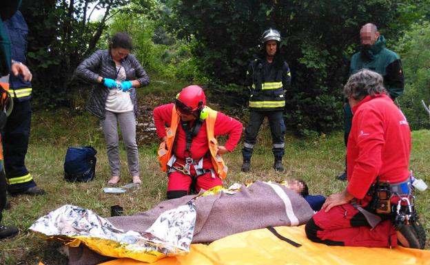 Sergio fue trasladado en camilla por miembros del Grupo de Rescate de la Guardia Civil. 
