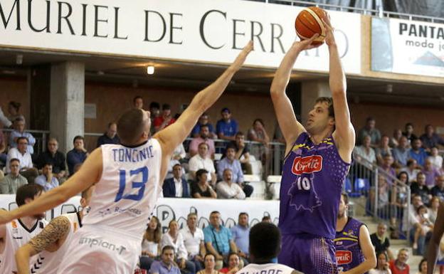 Urko Otegui lanza a canasta ante la oposición de Filip Toncinic. 