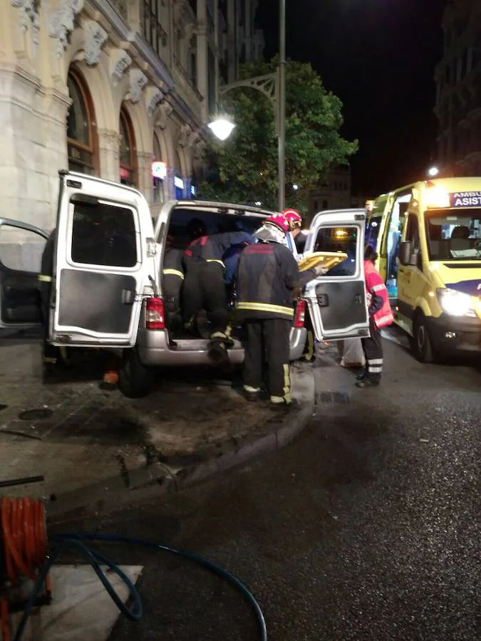 Bomberos excarcelando al conductor del accidente herido en Miguel Íscar