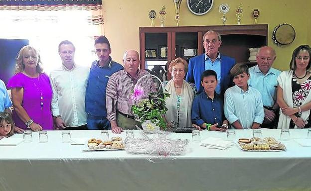 Los homenajeados, con sus familiares y el alcalde de Linares. 