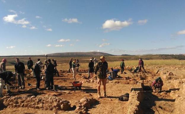 El equipo arqueológico trabajando en las excavaciones