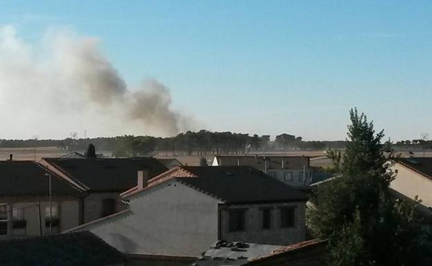 Columna de humo provicada por el incendio entre Pinarejos y Navalmanzano este jueves por la tarde. 