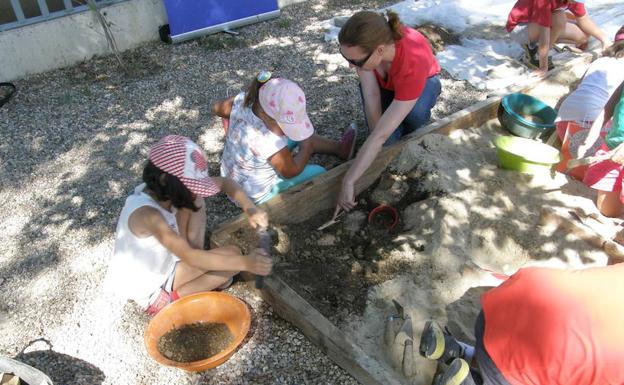 Los más pequeños en el taller de pequeños arqueólogos