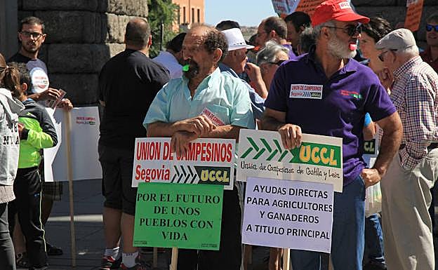 Concentración de agricultores a los pies del Acueducto, este jueves. 